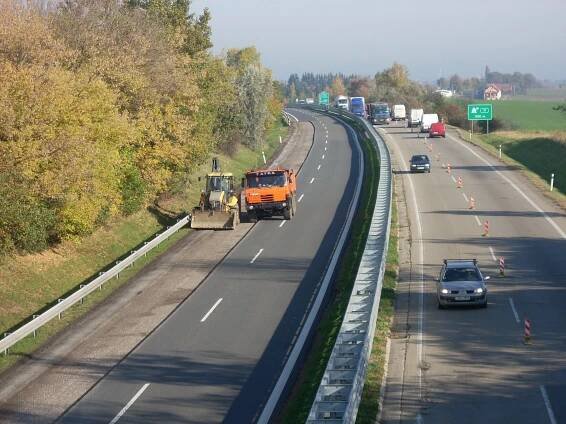 Highway to Hell! Opravy exitů, svodidel i vozovky. Na D46 to chce pevné nervy