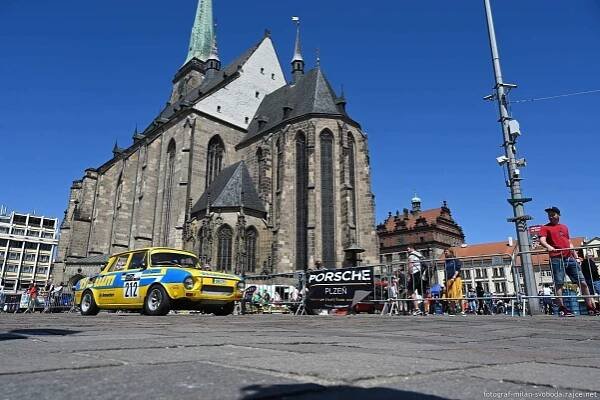 Z náměstí Republiky startovala Rallye Plzeň 2023. Podívejte se na FOTKY - QAP.cz