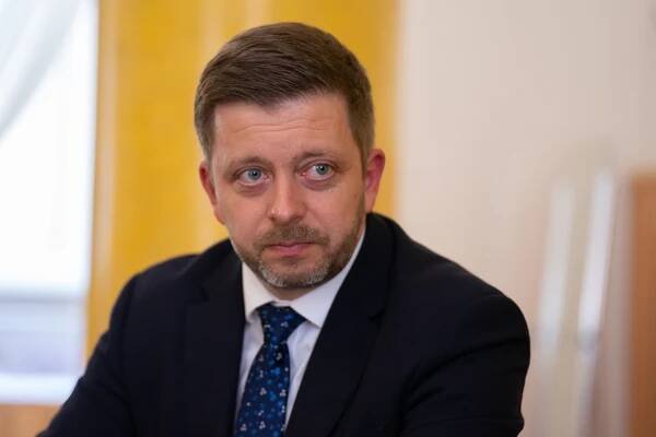 Už žádné povinné kvóty a pro Česko výjimka z plateb, hájí Rakušan dohodu o migraci