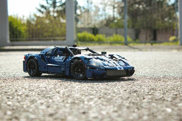 Postavte si svůj sen: Ford GT z lega má důmyslnou konstrukci, výklopné dveře a výsuvné křídlo