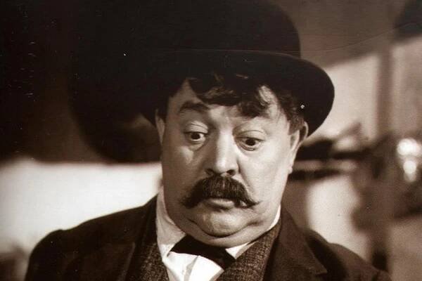 Saša Rašilov starší byl recesista a mystifikátor, jemuž nebylo nic svaté. Jako klaun se narodil i zemřel