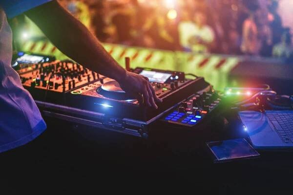 dj míchání venku na party akci - zábavní koncept - měkké zaměření na ruku - diskžokejem - stock snímky, obrázky a fotky