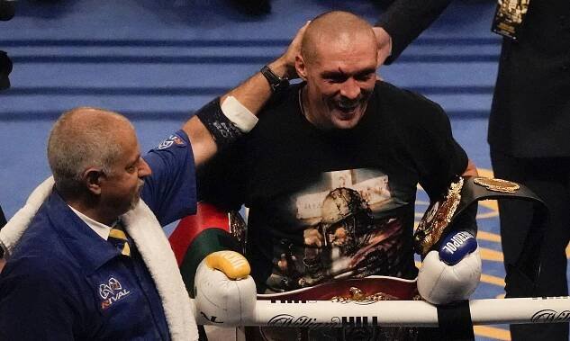 Na výročí svatby nebyl doma. Manželce se boxer Usyk omluvil demolicí Joshuy a třemi pásy