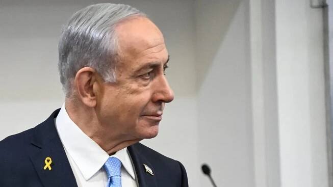 Izraelský premiér Benjamin Netanjahu se účastní soudního procesu s obviněním z korupce u okresního soudu v Tel Avivu. (2. dubna 2025)