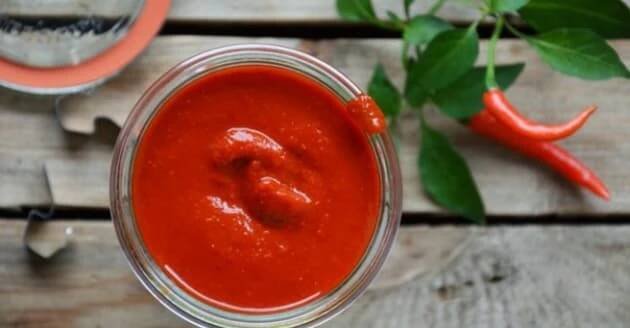 Domácí chilli omáčka sriracha
