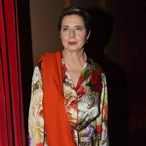 Isabella Rossellini con la stola chic sul pajamas di raso fluido: il look regale per gli 80 anni di Roma Città Aperta