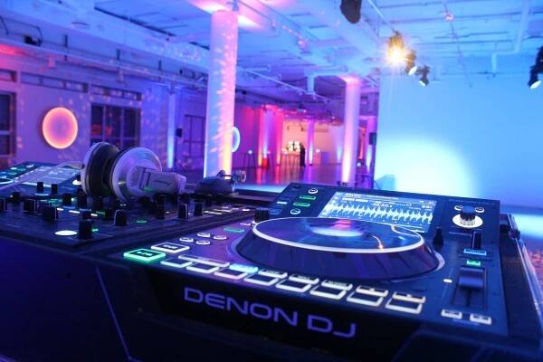 DJ til firmafest | Musik til firmafest | Book nemt her ➡️