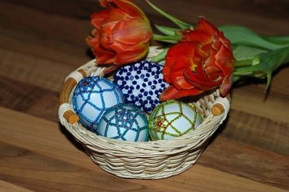 Velikonoční kraslice netradičně? Zkuste vajíčka „okorálkovat“!