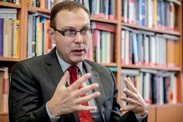 Ústavní právník Jan Kysela: Pánem vlády je premiér, ne prezident