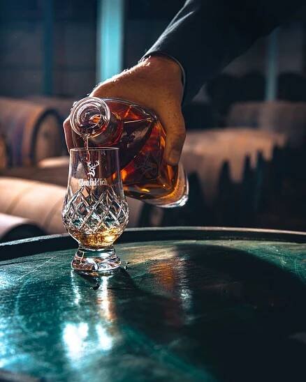Glenfiddich Whisky being pared into a Glenfiddich glass