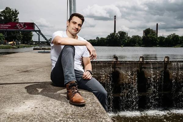 Mutinka, tatík, geniální Pája. Moderátor Stach popsal, jaké měl dětství