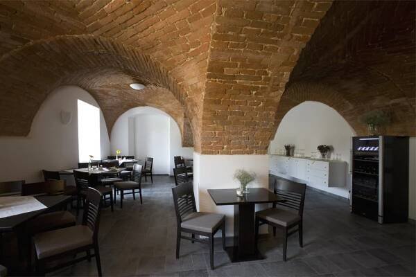 V příjemném prostředí nově otevřené restaurace si můžete pochutnat na pokrmech regionální i světové kuchyně, denně pro vás připravujeme polední menu za výhodné ceny. Foto hotel Salety