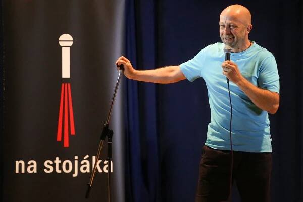 PODÍVEJTE SE: Na stojáka. V Poděbradech to rozbalili stand-up komici