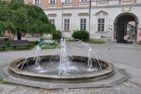 Soubor:Brno-fontána-v-parčíku-na-Rooseveltově-ulici2013.jpg