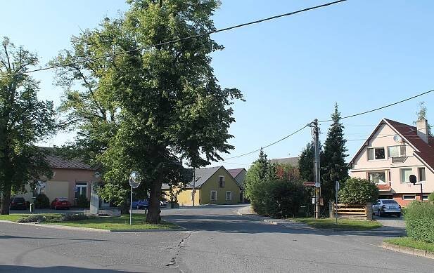 Soubor:Opava, Milostovice, Praskovo nám. (2019-08-14; 02).jpg – Wikipedie