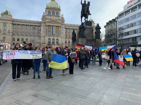 Solidarita s Ukrajinou. Češi dnes na mnoha místech protestovali proti ruské invazi | Zprávy | Tiscali.cz