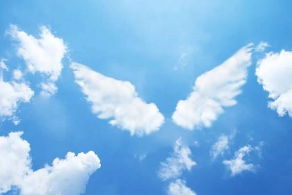 Andělská křídla tvořen z mraků.