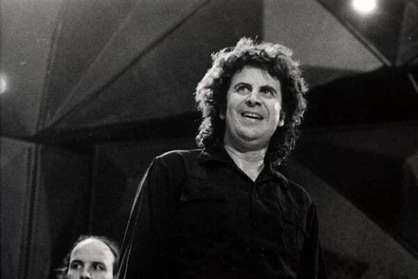 Der griechische Komponist Mikis Theodorakis dirigiert in den 1970er-Jahren ein Konzert im römischen Amphitheater von Caesarea/Israel.