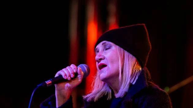 Koncert Báry Basikové nadchl posluchače. Náměstí v Hranicích bylo plné