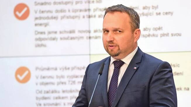 Na fasádu i na okna. Seniorům a chudším domácnostem stát přispěje předem až 150 tisíc - Novinky