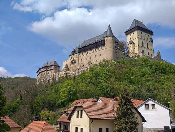 Nedaleko lomů Amerika se nachází Karlštejn. 