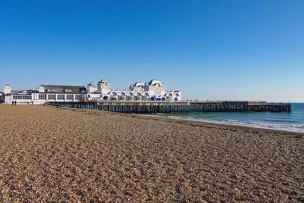 Southsea Parade Pier © Geni - licence [CC BY-SA 4.0] from Wikimedia Commons