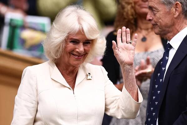 Z rozvracečky rodiny první dámou Británie: Královna Camilla si podmaňuje i mladé
