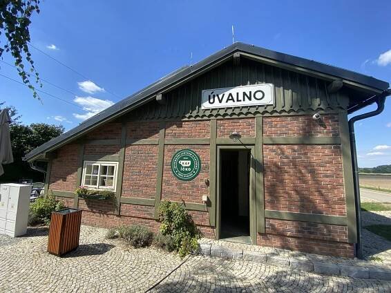 Vlakový vůz v Úvalně láká rodiny i milovníky železnice. Nabízí unikátní přespání