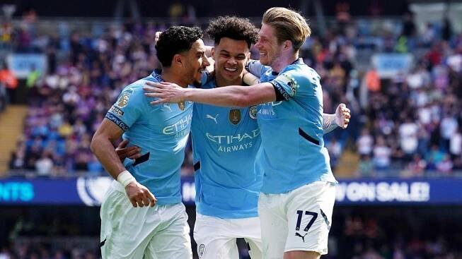 Loučící se De Bruyne režíroval famózní otočku. City se vrací na čtvrté místo