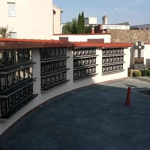 Slavkovské kolumbárium a hřbitovní zeď obnovili po nehodě. Pomohla pojistka
