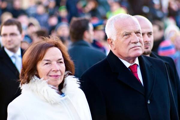 KLAUSŮV tchán pracoval u FAŠISTICKÉ policie a "šlapal" po Židech, tvrdí Lidové noviny