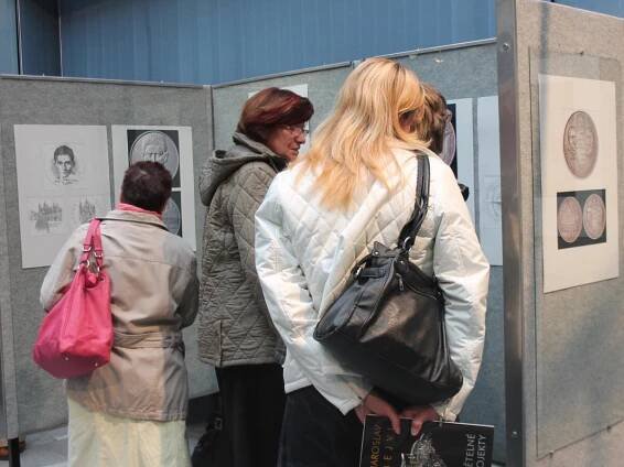 FOTO: Navrhuje světoznámé lustry i mince