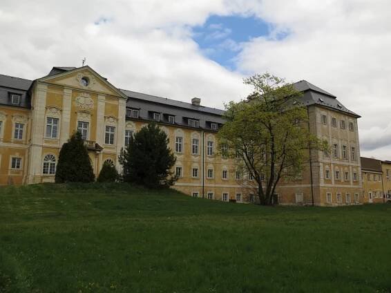 Dlažkovice (zámek)