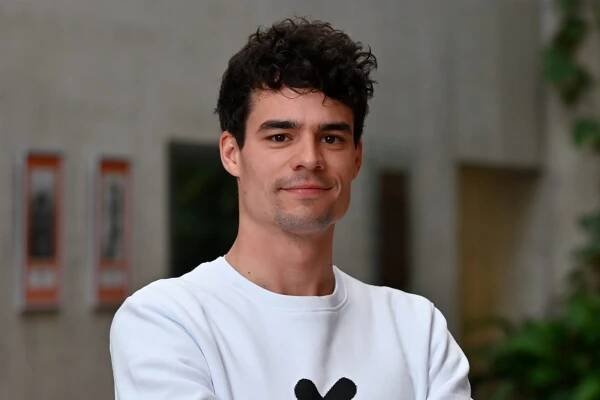Člověka to nutí zamyslet se nad křehkostí života, říká herec Březina o seriálu Smysl pro tumor