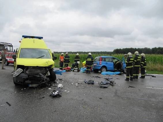 Srážku auta se sanitkou nepřežili dva lidé