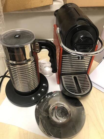 Kávovar Nespresso Pixie (Krups) a šlehač mléka
