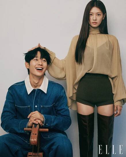 Jung Hae In a Jung So Min považují seriál Love Next Door za hřejivý a povzbuzující. Dle jejich slov z něj diváci mohou načerpat