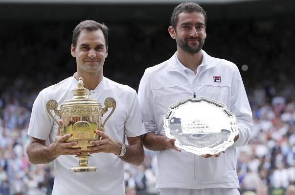 Vítěz a finalista pózují fotografům po finále Wimbledonu 2017