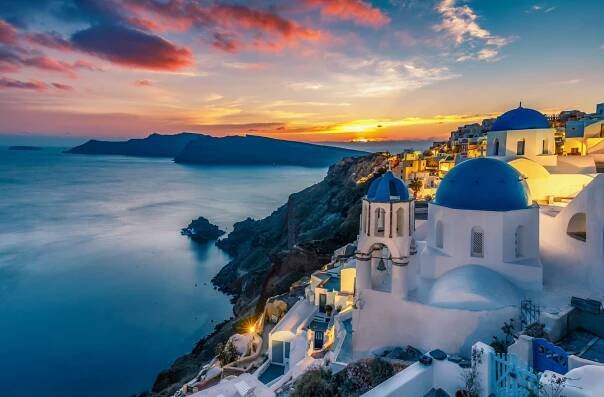 Pohádková říše na Santorini. Romantický ostrov ožívá po západu slunce