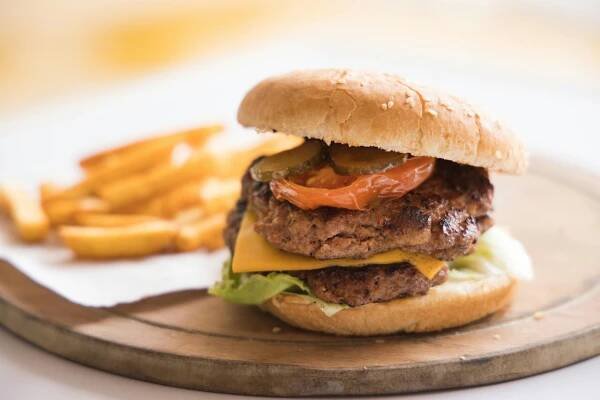 Základová fotografie na téma americká kuchyně, bulka, burger, čas na svačinu, cheeseburger, chleba, chutný, detail, dřevěné