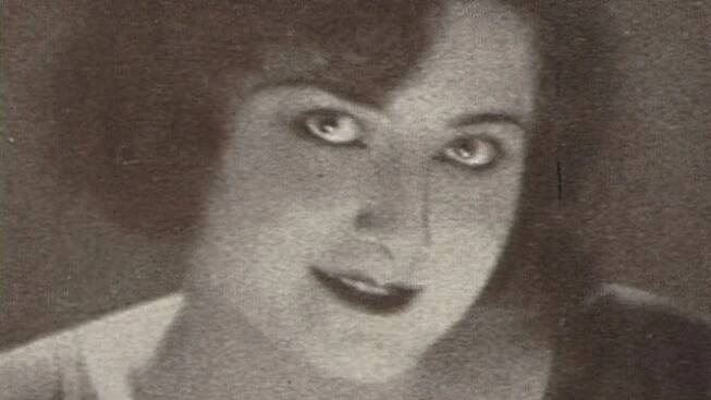 Diskuze - Miss Evropy 1928 Eliška Poznerová: Vyhodili ji kvůli rasovému původu, zůstala herečkou malých rolí - Médium.cz