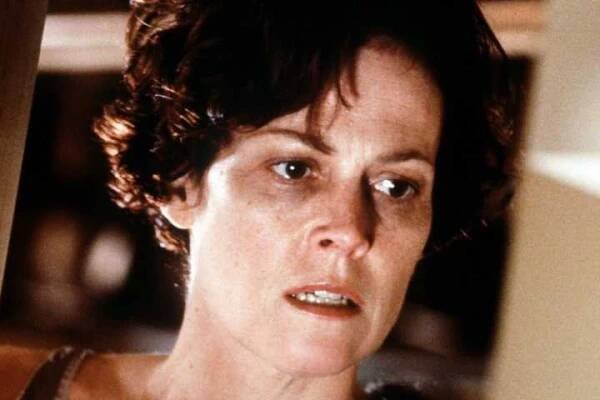 Sigourney Weaver as Dr. Hudson frowning in 'Copycat'