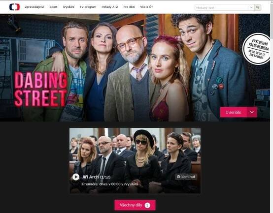 Česká televize ode dneška nabízí Dabing Street v předpremiéře. Přes modré tlačítko