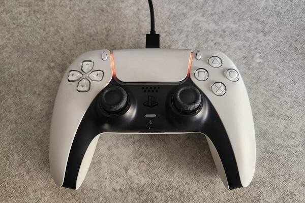 Zkontrolujte, zda se ovladač PS5 nabíjí