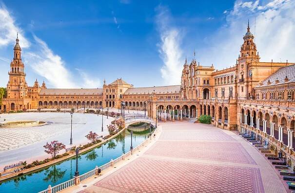 španělské náměstí v seville, španělsko. skvělý příklad iberské renesanční architektury během letního dne s modrou oblohou - sevilla - stock snímky, obrázky a fotky