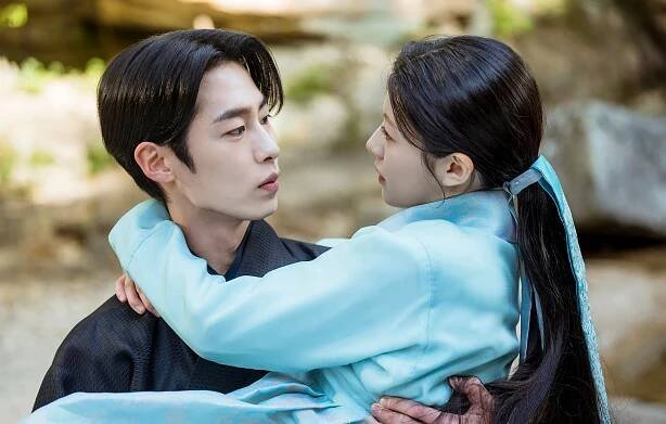Lee Jae-wook (left) and Go Youn-jung in a still from Alchemy of Souls: Light and Shadow. Photo: tvN