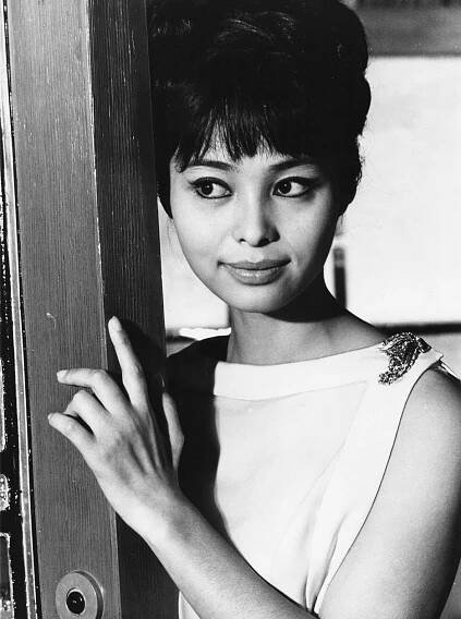 Akiko Wakabajaši - Žiješ jenom dvakrát - Z filmu