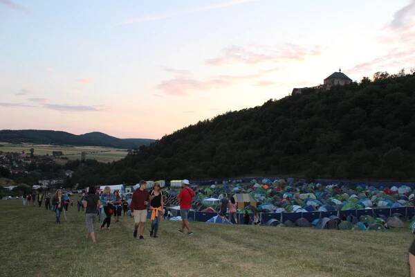 Okolí památek je plné odpadků i lidských výkalů