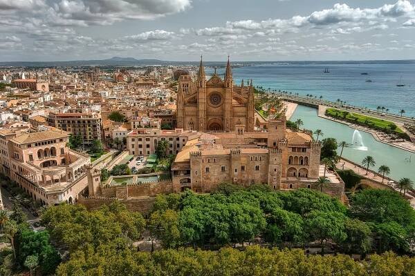 Z plískanic za teplem. Nádherná Mallorca nabízí působivé památky a nádherné hory