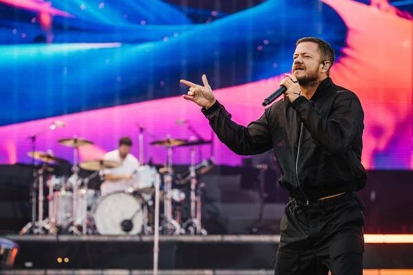 Kritici se ošívají. Imagine Dragons ale Praze předvedli, jak se vyrábí hity